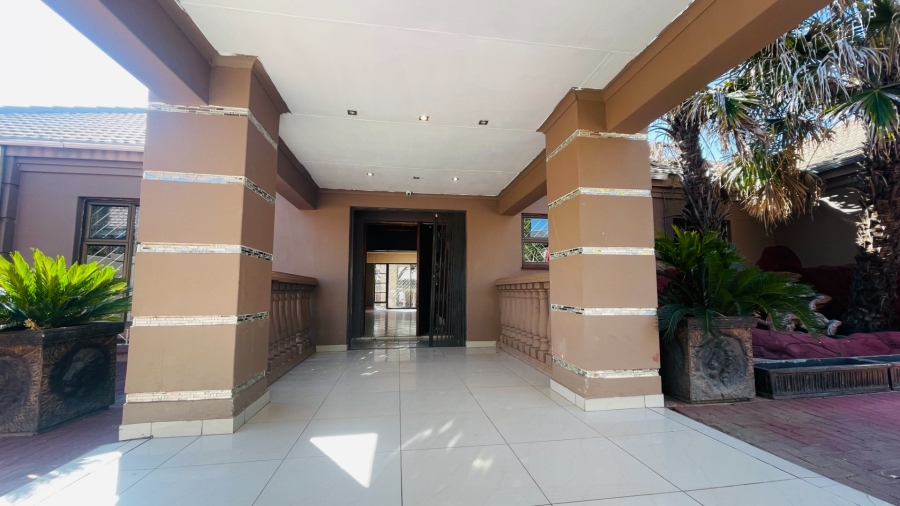 5 Bedroom Property for Sale in Van Der Hoff Park North West